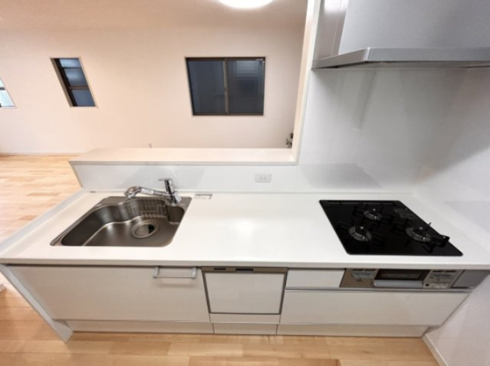 野崎通２丁目　新築戸建のキッチン|キッチンからはリビングを見渡すことができるので、お料理中でも安心できそうです♪