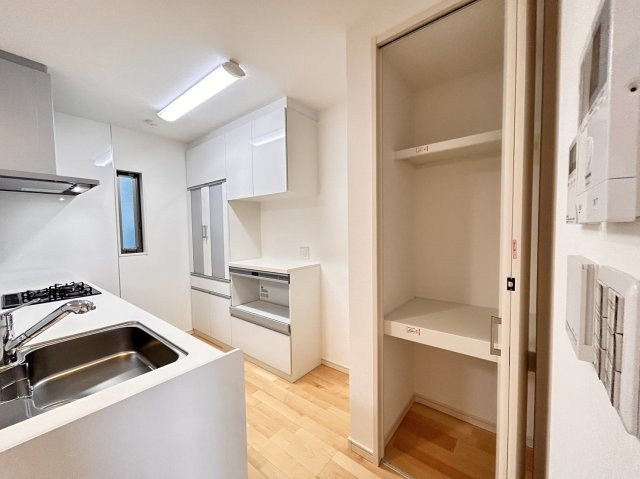 野崎通２丁目　新築戸建のキッチン|キッチン背面にはカップボード完備で調味料を保存したり、炊飯器等も置いていただけるスペースございます！
