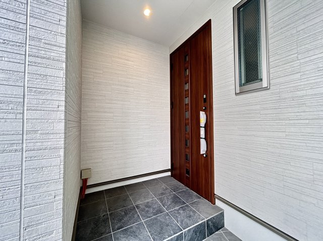 野崎通２丁目　新築戸建の玄関