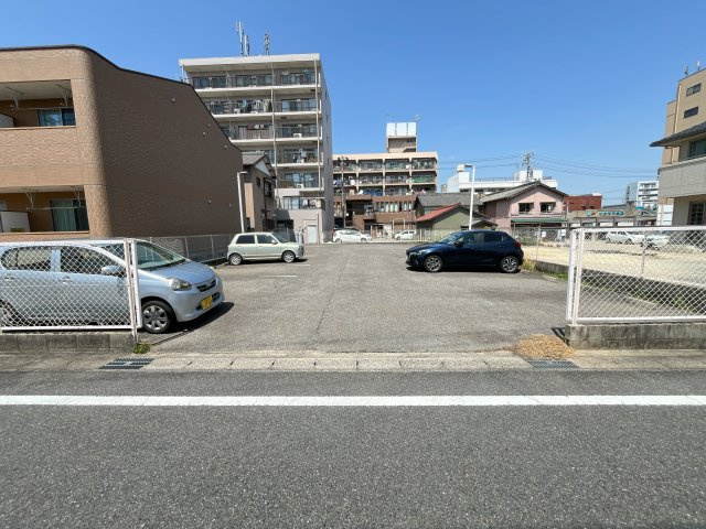 クレスト共和の駐車場