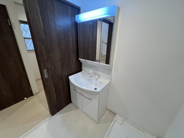 緑が丘2丁目　中古一戸建ての独立洗面台|独立洗面台です