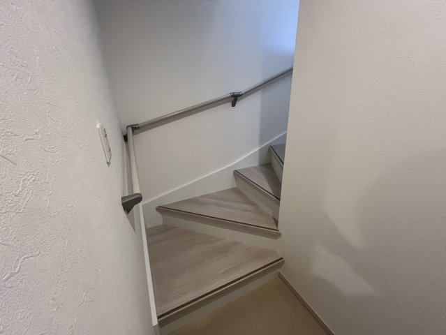緑が丘2丁目　中古一戸建ての内装|２階へと続く階段です