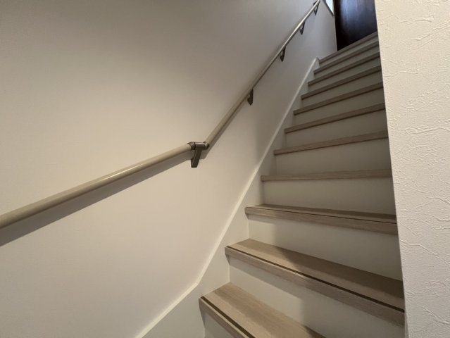 緑が丘2丁目　中古一戸建ての内装|３階へと続く階段です