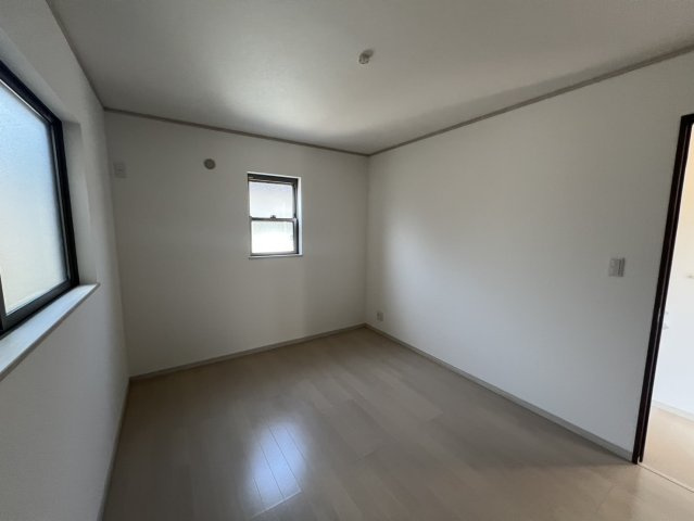 緑が丘2丁目　中古一戸建ての寝室|広くて明るい寝室