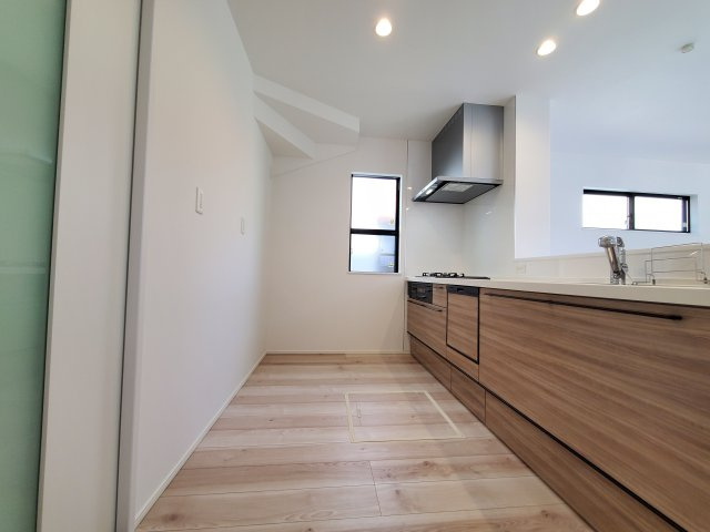 三郷市　小谷堀　新築戸建　全1棟のキッチン|キッチンでお料理をお楽しみください