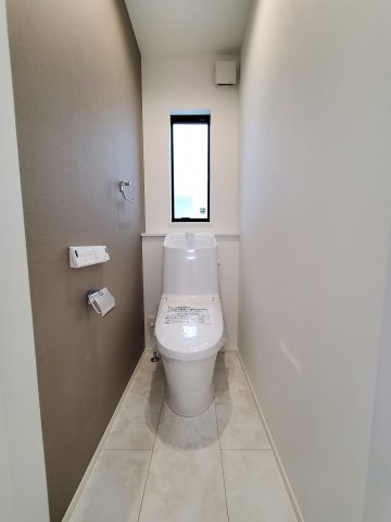 三郷市　小谷堀　新築戸建　全1棟のトイレ|落ち着いたトイレです