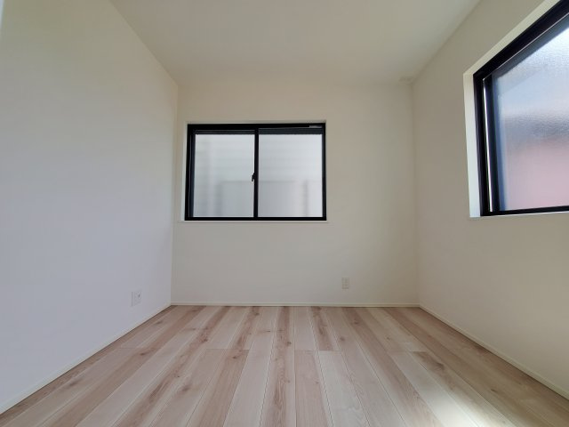 三郷市　小谷堀　新築戸建　全1棟の洋室|使い勝手のいい洋室です