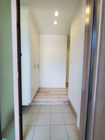 三郷市　小谷堀　新築戸建　全1棟の玄関|ゆったりとした玄関です