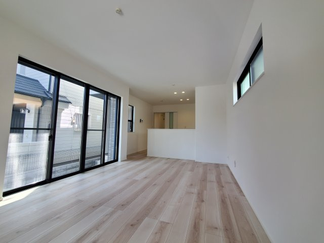 三郷市　小谷堀　新築戸建　全1棟の居間・リビング|ゆったり過ごせる居間です