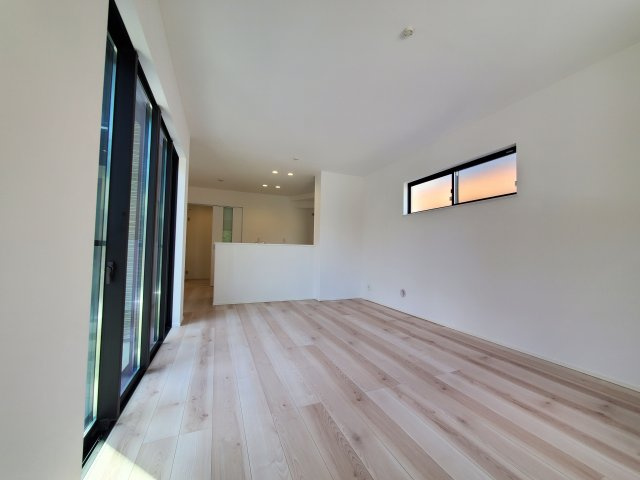 三郷市　小谷堀　新築戸建　全1棟の居間・リビング|ゆったりとしたリビングです