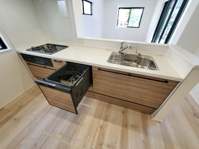 三郷市　小谷堀　新築戸建　全1棟のキッチン|コンパクトなキッチンで掃除もラクラク