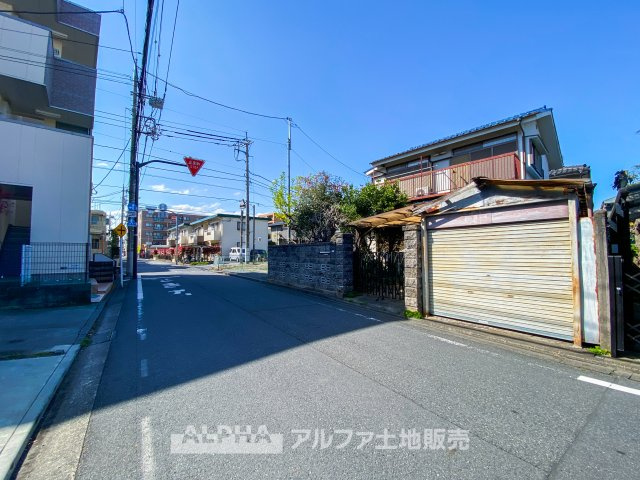立川市錦町の外観|前面道路は広く、車の出入りもしやすい環境。日当たりも良好で開放感があります。