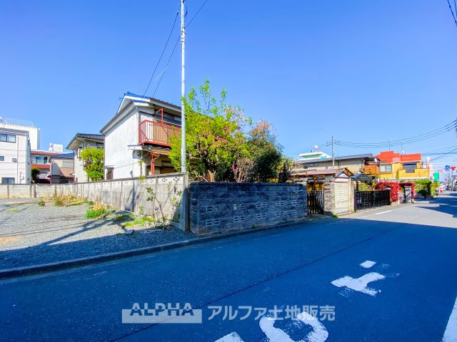 立川市錦町の前面道路含む現地写真|開放感のある立地。陽当たりにも恵まれ、街並みに調和する住まいが描けます。幅員5.5ｍの前面道路と整った敷地形状。周辺には住宅が多く、暮らしやすい環境が整っています。