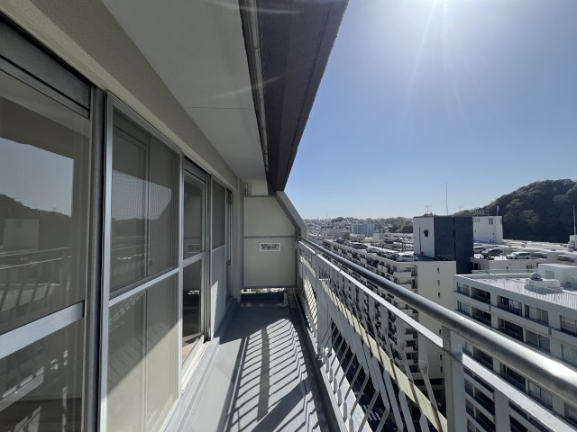 １４階ほどの高さある部屋って、ありそうで無くないですか？【ヴェルドミール磯子】のバルコニー|落ち着いた時間を過ごせるバルコニーです