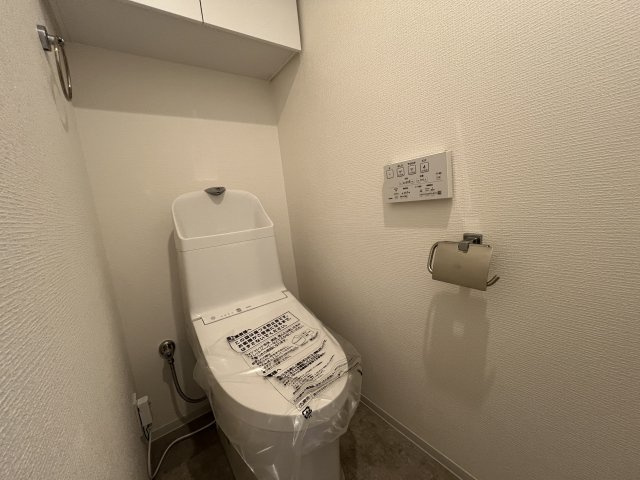 １４階ほどの高さある部屋って、ありそうで無くないですか？【ヴェルドミール磯子】のトイレ|落ち着いた色調のトイレです