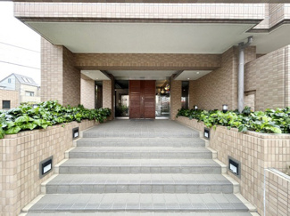 【エントランス】 | オートロックを備えた、マンションのエントランス。やはりセキュリティの観点は欠かすことができません。皆様を“安全”に送り出し、出迎えてくれます。～即日のご見学可能～　お問合せはお気軽にどうぞ。