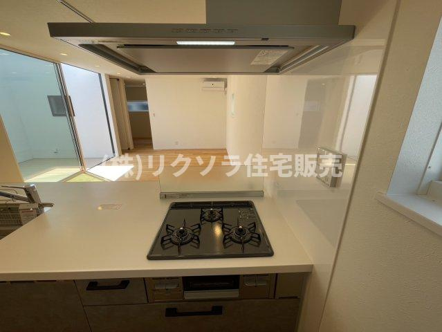 八幡三反長　未入居一戸建てのキッチン|ビルトイン三口コンロ
■物件内覧・資金計画相談・住宅ローン相談、リフォーム相談、お問合せ受付中■
※当日・翌日のご内覧、ご相談はお電話でのお問合せがスムーズです！