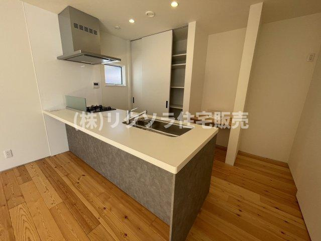 八幡三反長　未入居一戸建てのキッチン|リビング16.6帖
■物件内覧・資金計画相談・住宅ローン相談、リフォーム相談、お問合せ受付中■
※当日・翌日のご内覧、ご相談はお電話でのお問合せがスムーズです！