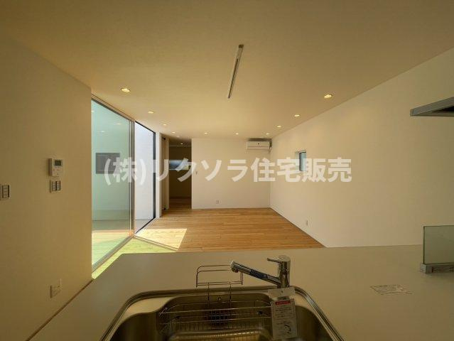 八幡三反長　未入居一戸建てのキッチン|リビング16.6帖
■物件内覧・資金計画相談・住宅ローン相談、リフォーム相談、お問合せ受付中■
※当日・翌日のご内覧、ご相談はお電話でのお問合せがスムーズです！