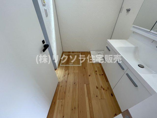 八幡三反長　未入居一戸建ての脱衣所|床下収納付き
■物件内覧・資金計画相談・住宅ローン相談、リフォーム相談、お問合せ受付中■
※当日・翌日のご内覧、ご相談はお電話でのお問合せがスムーズです！