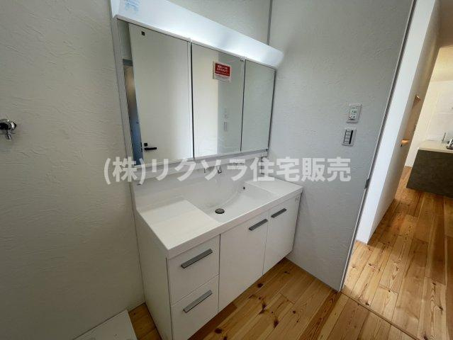 八幡三反長　未入居一戸建ての独立洗面台|三面鏡付き独立洗面台
■物件内覧・資金計画相談・住宅ローン相談、リフォーム相談、お問合せ受付中■
※当日・翌日のご内覧、ご相談はお電話でのお問合せがスムーズです！