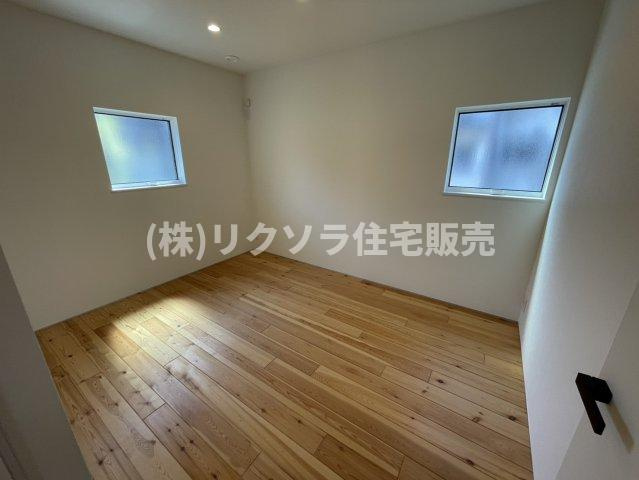 八幡三反長　未入居一戸建ての寝室|洋室10.0帖　仕切りを作り、2部屋としても使用可
■物件内覧・資金計画相談・住宅ローン相談、リフォーム相談、お問合せ受付中■
※当日・翌日のご内覧、ご相談はお電話でのお問合せがスムーズです！