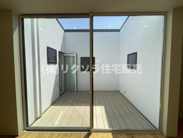 八幡三反長　未入居一戸建ての庭|ウッドデッキ　中庭
■物件内覧・資金計画相談・住宅ローン相談、リフォーム相談、お問合せ受付中■
※当日・翌日のご内覧、ご相談はお電話でのお問合せがスムーズです！