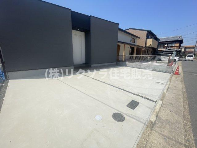 八幡三反長　未入居一戸建ての駐車場|車3台並列駐車可
■物件内覧・資金計画相談・住宅ローン相談、リフォーム相談、お問合せ受付中■
※当日・翌日のご内覧、ご相談はお電話でのお問合せがスムーズです！