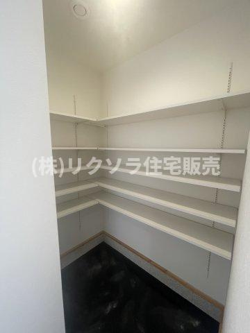 八幡三反長　未入居一戸建ての収納|玄関横　シューズインクローゼット
■物件内覧・資金計画相談・住宅ローン相談、リフォーム相談、お問合せ受付中■
※当日・翌日のご内覧、ご相談はお電話でのお問合せがスムーズです！