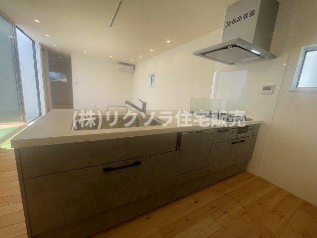 八幡三反長　未入居一戸建てのキッチン|対面式ペニンシュラキッチン
物件内覧・資金計画相談・住宅ローン相談、リフォーム相談、お問合せ受付中■
※当日・翌日のご内覧、ご相談はお電話でのお問合せがスムーズです！