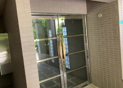 【エントランス】 | ヴァンハウス相武台 | マンションのエントランスには、もともと風よけや防犯の役割がありますが、マンションによって宅配ボックスなどの設備が備わっている所もあります。日々の生活をイメージしながら生活しやすさをチェックしましょう。