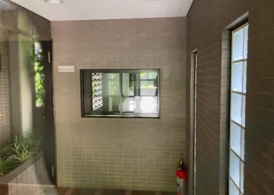 【受付】 | ヴァンハウス相武台 | 受付はマンションコンシェルジュがいる場合もあれば、管理人が滞在する小部屋を総称して呼ぶことがあります。主にエントランスに設置されていることから、防犯面でも期待ができます。防犯設備がない場合はより安心！