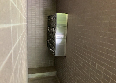 【設備】 | ヴァンハウス相武台 | エントランス付近に設置されている集合ポストは、住んでいる部屋と離れているため、ポストをあさるなど誰かに何かされていても被害に気づきにくいです。入居する時には他人に特定されにくい番号で鍵をかけましょう！