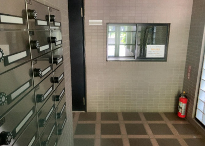 【ロビー】 | ヴァンハウス相武台 | ロビーというと、エントランスと何がちがうの？と思いますよね。実はロビーとエントランスには明確な決まりはありません。物件によっては、エントランスを入って広がるある程度の広さのある空間がロビーとなります。