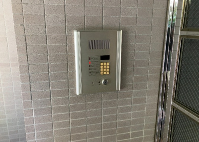 【防犯設備】 | ヴァンハウス相武台 | 当然のことではありますが、オートロックやセンサーライト、ホームセキュリティーなどの防犯設備があれば、小さいお子様がいるご家庭も安心ですよね！まず物件購入の際は、防犯設備もチェックするようにしましょう。