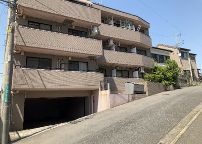 【外観】 | ヴァンハウス相武台 | 隣家の土地はどうなっているのか、生活利便施設が近くにあるのか、学校まで近いかなど、お客様のライフスタイルにあわせたイメージが重要です。また、近くにあると困る施設が近くにないかも確認するといいでしょう。