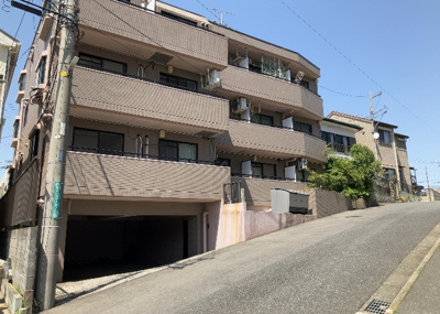 【現況写真】 | ヴァンハウス相武台 | 道幅が広い場所は日当たりや風通が良好です。幅が広いのですれ違いも可能ですし大きな車でも駐車可能！一方で、大型車が通ることも多くなるため交通量の増加により騒音に繋がります。また土地の値段が高くなります。