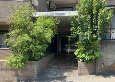 【玄関】 | ヴァンハウス相武台 | 玄関は家の顔でもあり、家族以外の目にも止まる場所です。玄関は外との間を仕切る扉、靴などをしまっておく収納スペース、靴脱ぎのたたきスペース、来客とのやり取りをするドアホンなど複数のアイテムからなります。