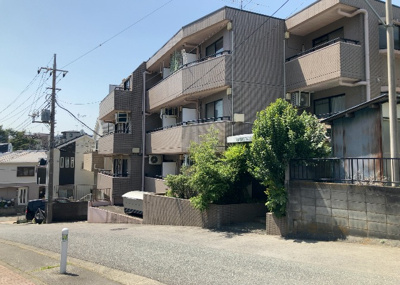 【外観】 | ヴァンハウス相武台 | 外観はマンション管理がされているかの目安になります。築年数が古いと、壁面は劣化してひび割れが生じることも！建物が古びていても細かいところが修繕されていると、きちんと管理されているなぁと感じるでしょう。