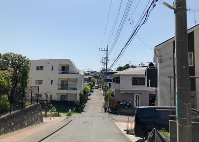 【展望】 | ヴァンハウス相武台 | 眺望の良さを楽しめるダイニングキッチンで家族団らんの時間を過ごしてはいかがでしょうか。バルコニーから見える景色を家族で眺める時間は、時間が経つのを忘れてしまいそうですね。是非、現地を見に行きましょう！