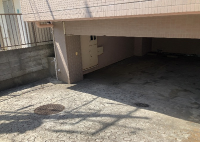 【駐車場】 | ヴァンハウス相武台 | 車一台あたりに必要なスペースは、標準サイズの普通自動車で横幅2m50cm、長さ5mは必要になります。ただし、乗降のことも考慮して横幅3m30cm、長さ5m50cmほどは確保できるところを選びましょう。