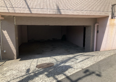 【駐車場】 | ヴァンハウス相武台 | 駐車場と明記されていても、最小スペースでつくられた駐車場だと大型車は駐車できなかったり、出入りしにくくなったりする可能性があります。お車のサイズと購入したい物件の駐車場のサイズを現地で確認しましょう。