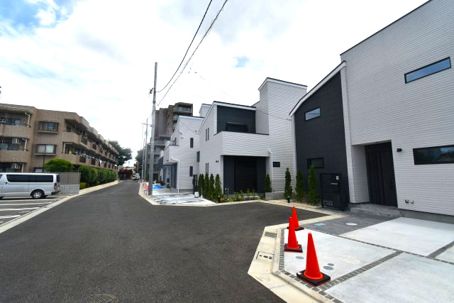 関町南2丁目・新築戸建・8号棟の前面道路含む現地写真