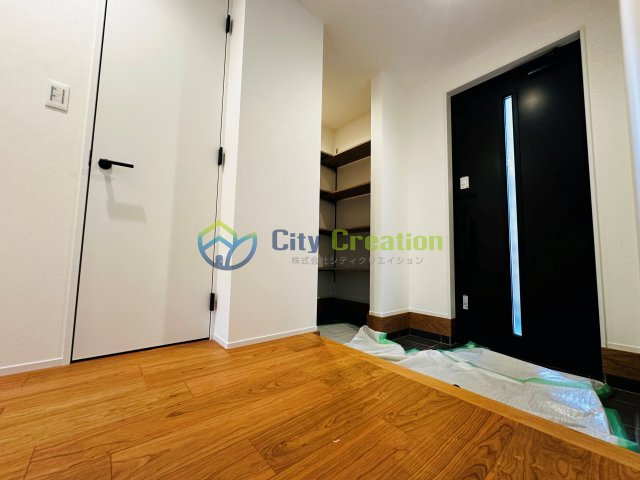 藤沢市大庭　デザイナーズ分譲住宅A棟の玄関