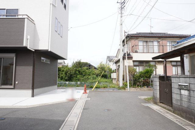 越谷市大成町6丁目 新築分譲住宅の前面道路含む現地写真