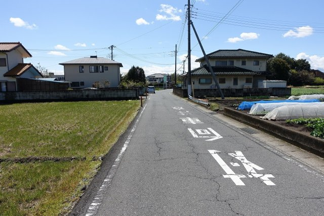 高崎市西島町　売地の前面道路含む現地写真|東側道路を北から南方向