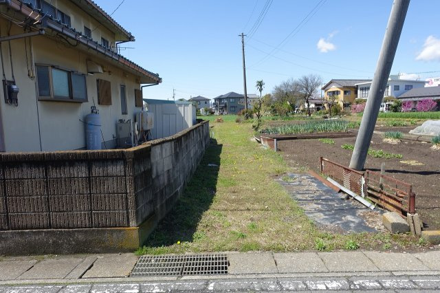 高崎市西島町　売地の前面道路含む現地写真|南側法定外道路を東から西方向
