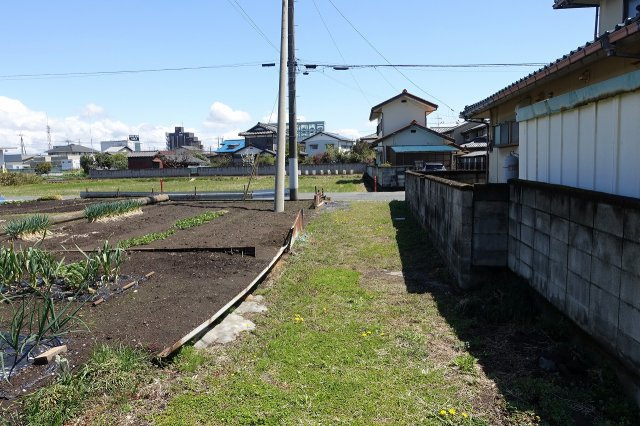 高崎市西島町　売地の前面道路含む現地写真|南側法定外道路を西から東方向