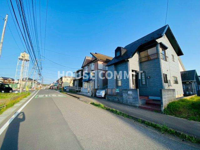 富里市七栄３期△中古戸建の前面道路含む現地写真