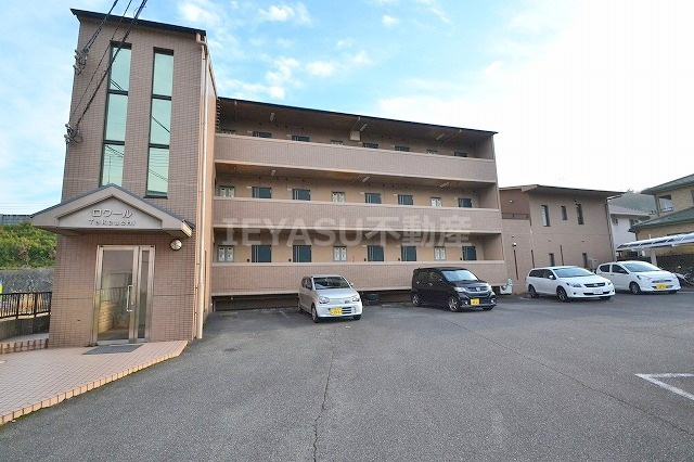 ロワールタケウチの駐車場